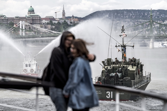 Kirajzottak a hajók Budapesten